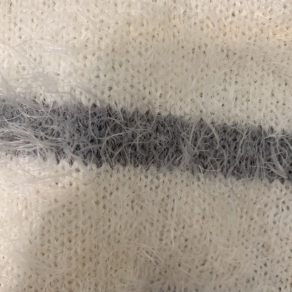 Fluffy/soft sweater - Picture 2 of 3